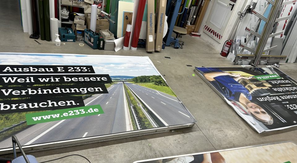 Image - Neue Großflächenschilder mit Kernbotschaften zum Ausbau der E233