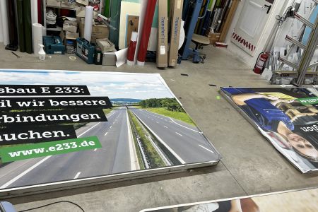 Image - Großflächenschilder mit Kernbotschaften zum Ausbau der E233