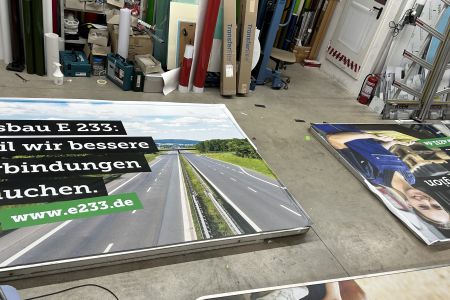 Image - Großflächenschilder mit Kernbotschaften zum Ausbau der E233